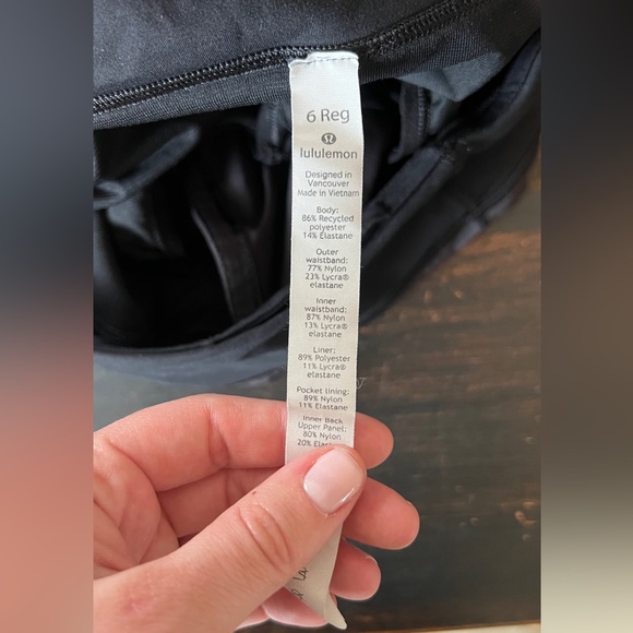 Lululemon, Speed-up low rises lined shorts 2.5”, in black size 6 - Picture 3 of 3